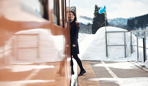 放学年轻人注视镜头采取火车的高中女孩图片