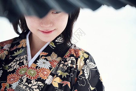 可爱清澈日式风格站立在雪的和服妇女图片