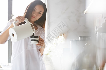 明亮二十几岁生机勃勃女人放松图片