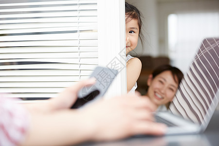 女儿看着爸爸居家办公图片