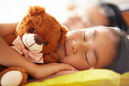 抱着小熊睡觉的女孩图片