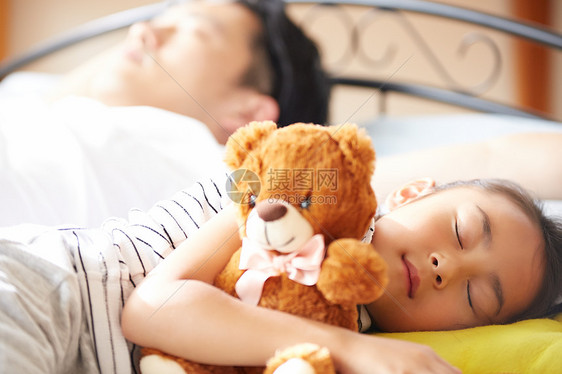 小朋友抱着熊娃娃睡觉
图片