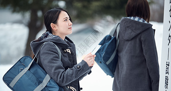 准备参加升学考试的女学生背景图片