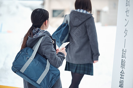 准备参加升学考试的女学生背景图片