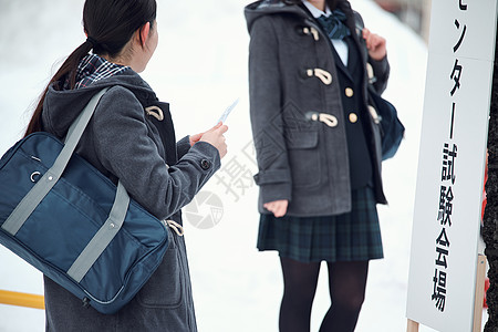 准备参加升学考试的女学生背景图片