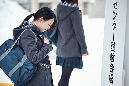 准备参加升学考试的女学生在祈祷背景图片