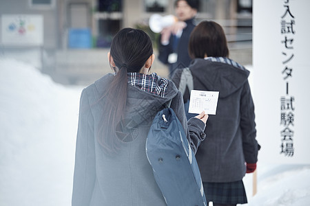 准备参加升学考试的女学生背景图片