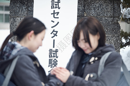 准备参加升学考试的女学生背景图片