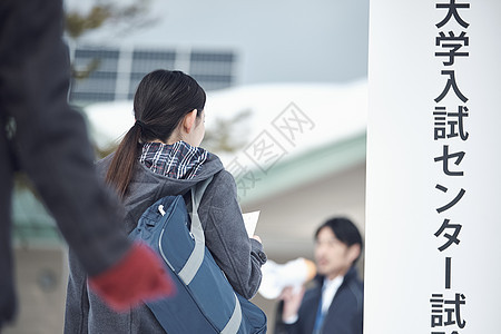 准备参加升学考试的女学生背景图片