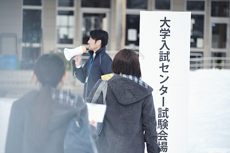 准备参加升学考试的女学生背景图片