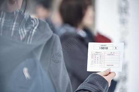 准备参加升学考试的女学生背景图片