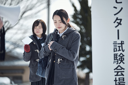 准备参加升学考试的女学生背景图片