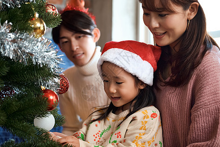 室内愉快一家人装饰圣诞树图片