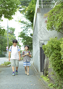 远足乐在其中人物走在学校街道上的小学学生图片