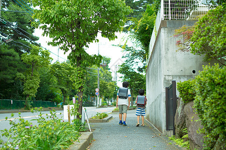 小学生上学图片