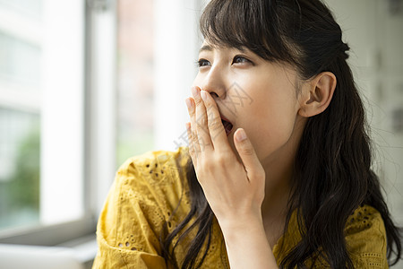 打哈欠的女性图片