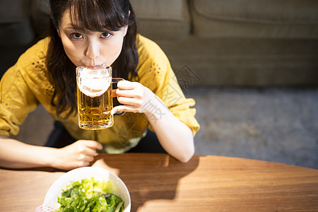 享受啤酒独自饮酒的女人图片