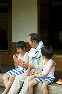 吃着西瓜开心的爷爷和孙子图片