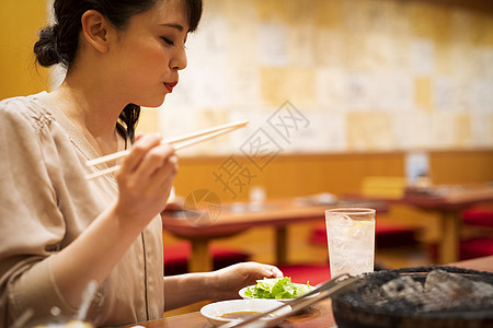 喜欢独自吃烧烤的女人图片