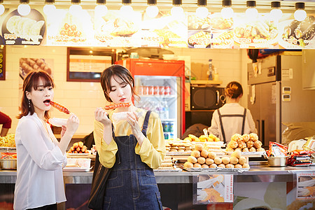 人类20多岁欣赏韩国女旅游街头食品高清图片