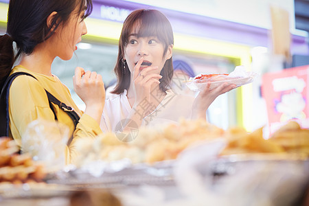 二十几岁美食旅行韩国女旅游街头食品高清图片