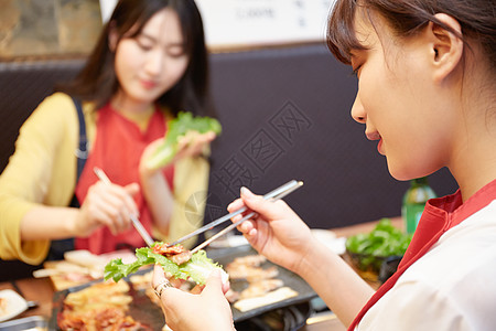 女闺蜜一起旅行品尝美食图片