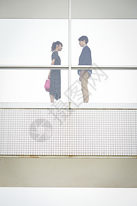 学校走廊上的青年男女背景图片