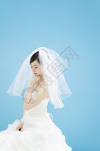 穿着婚纱戴着头纱的新娘图片