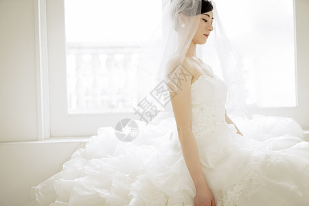 头戴头纱穿着婚纱的新娘图片