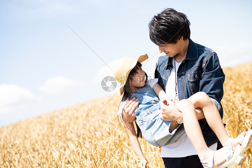 亚洲人二十多岁肖像麦田和家庭图片