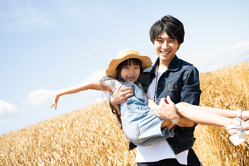 爸爸户外20多岁麦田和家庭图片