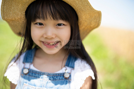 小姑娘学生享受北海道景观和女孩图片