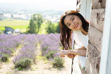 年轻女子在旅游景点玩图片