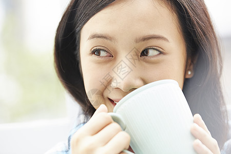 喝着咖啡的女青年图片