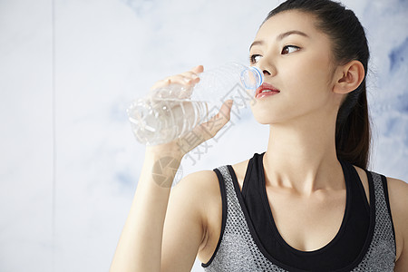 喝水的运动女性图片