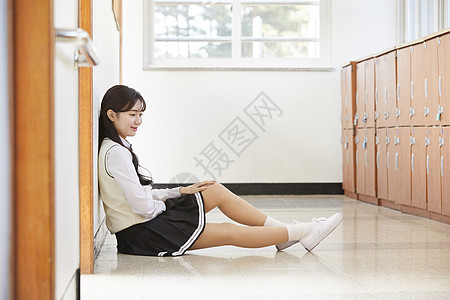 教室走廊里青春靓丽的学生图片