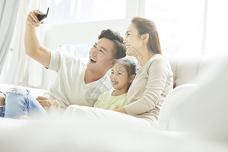 亚洲人女生沙发家庭生活智能手机图片