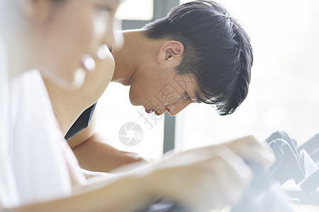 女适当困难男子运动服训练图片