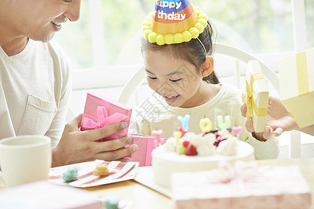 年轻父母给女儿过生日图片