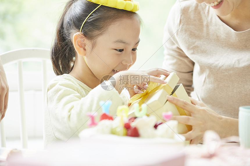 爸爸妈妈给小女孩过生日图片