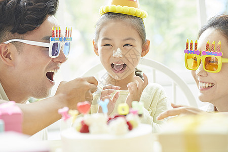 幸福一家人给女儿过生日图片