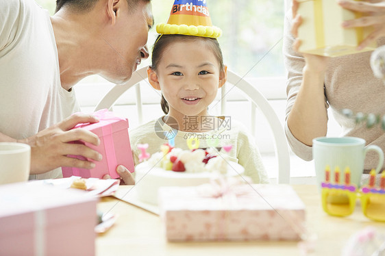 幸福一家人给女儿过生日图片