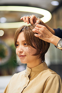 客户服务发型师给女孩剪头发背景