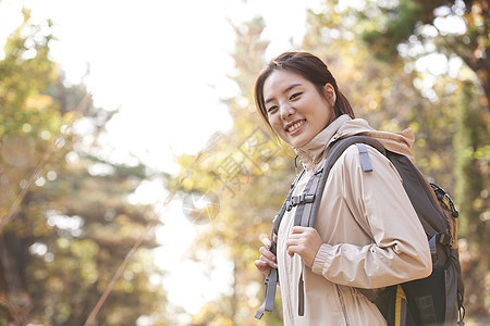 徒步登山的年轻女性图片