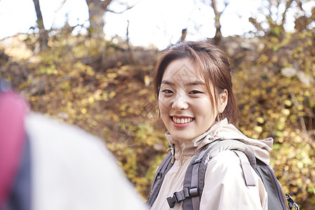 徒步登山的青年女性图片