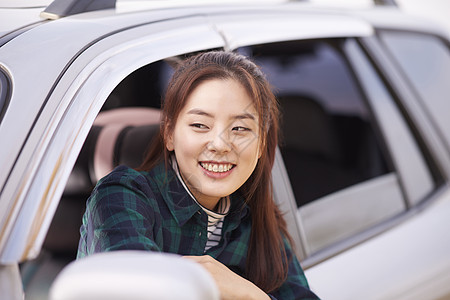 驾驶汽车的女人图片