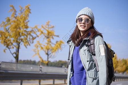 长途旅行的年轻女人图片