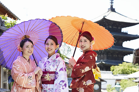 带着伞女孩身穿和服旅游观光的女性背景