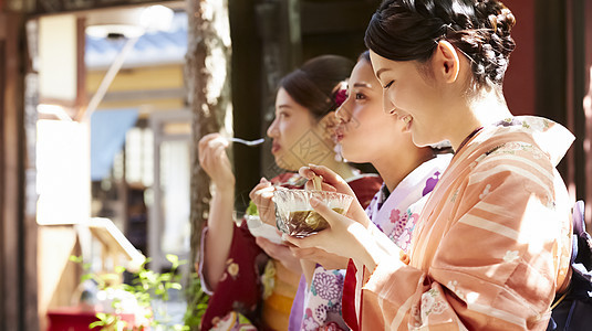 三名日式美女在茶馆品尝甜点图片