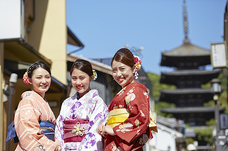 站立在街道的和服微笑的三名妇女图片